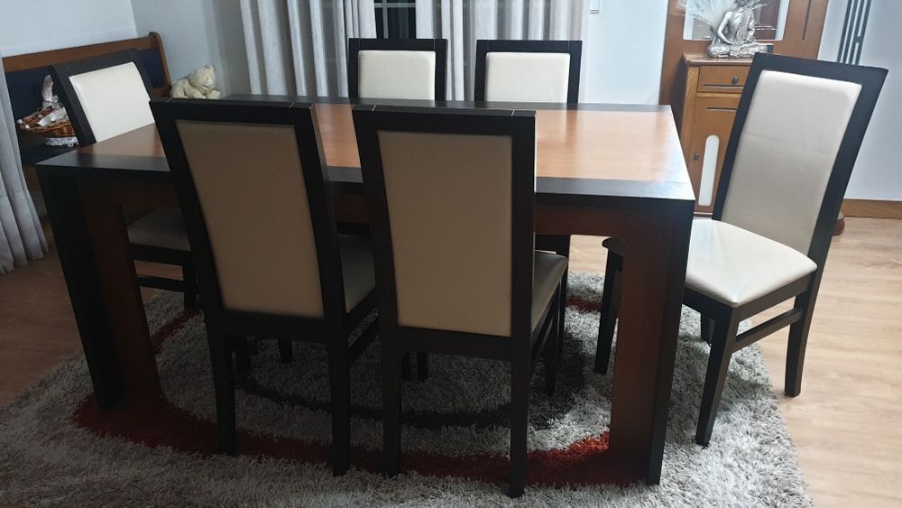 Vendo mesa e cadeiras