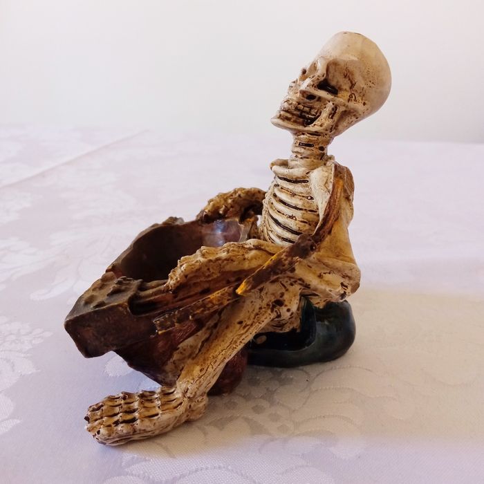 Caveira boneco cinzeiro figura em resina