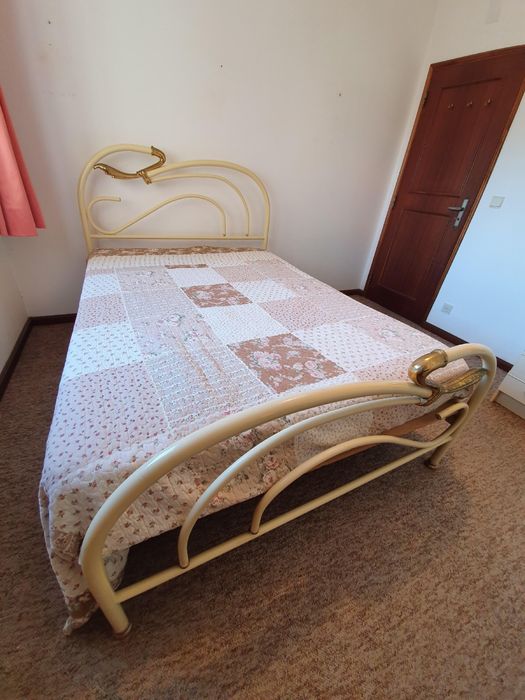 Cama em ferro com apontamentos dourados