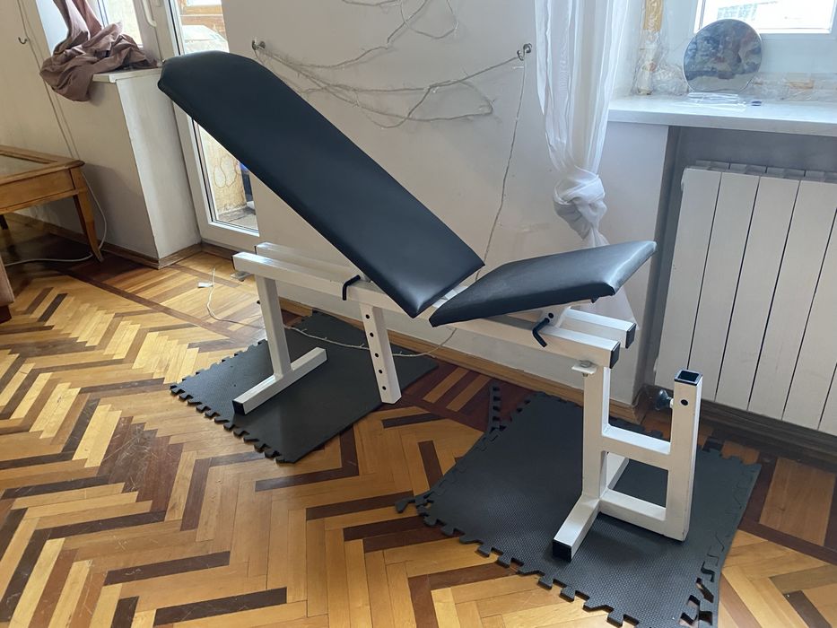 Лавка, скамья для жиму з приставкою скотта