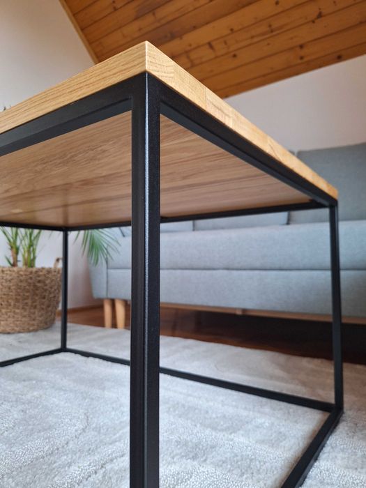Dębowy stolik kawowy, industrialny w stylu loft, na metalowym stelażu