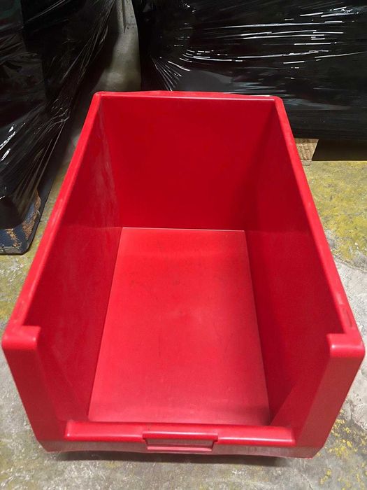 Caixa de plástico vermelho empilhável e resistente, com dimensões de 500x310x300 mm. Ideal para armazenamento e organização de diversos itens.