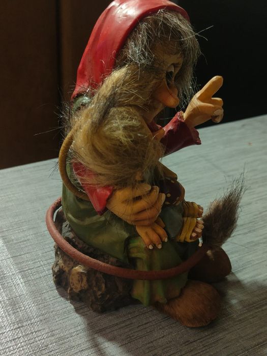 Estatueta Rara: Troll Escandinavo com Criança - Nyform Style
Linda est