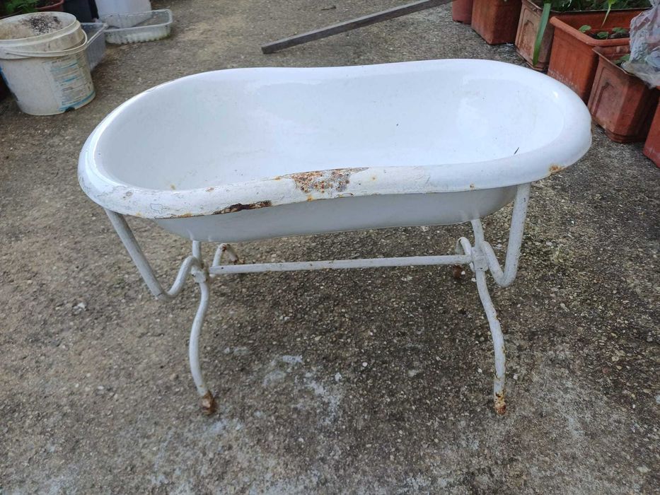 Bidé antigo com estrutura de ferro