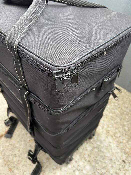 Mala com cinco divisórias usadas normalmente por vendedores de calçado