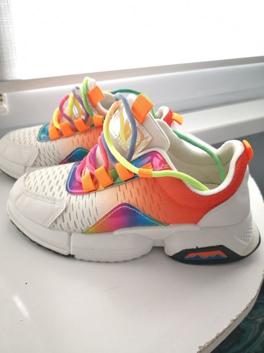 Яскраві кросівки для яскравої дівчини