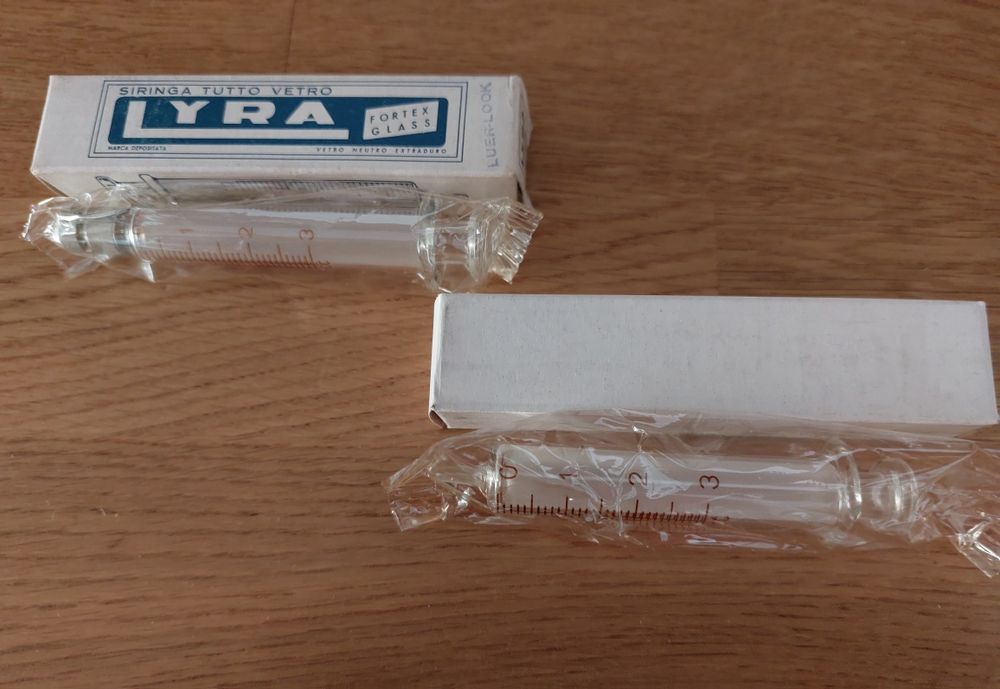 Material médico - seringas de vidro