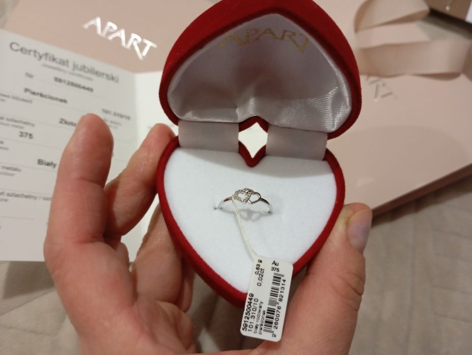 Pierścionek białe złoto 375 z diamentami