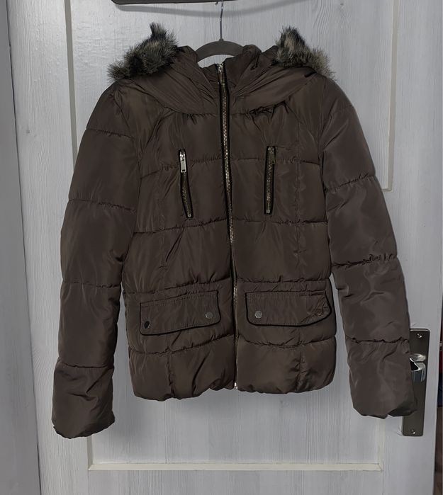 Brązowa kurtka zimowa z kapturem i odczepianym futerkiem