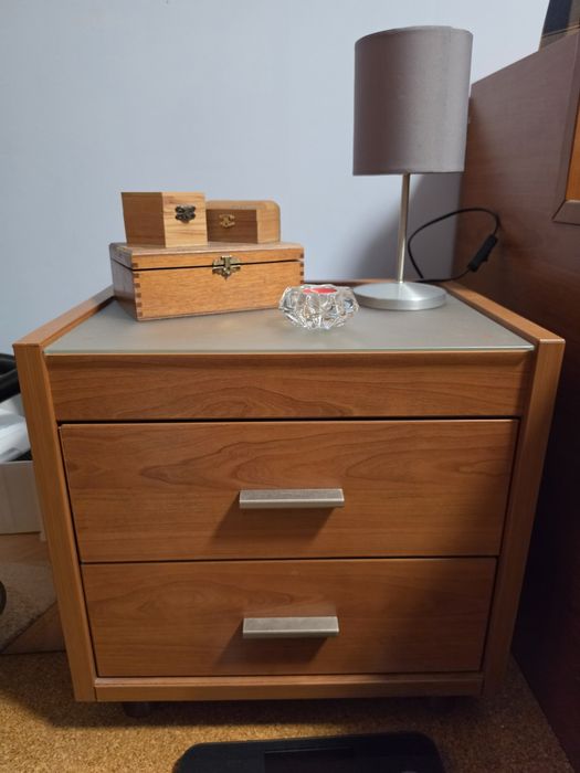 Cama e mesa de cabeceira