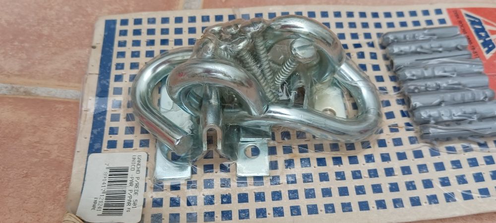 Dupla de ganchos para pendurar redes. buchas e parafusos incluídos.