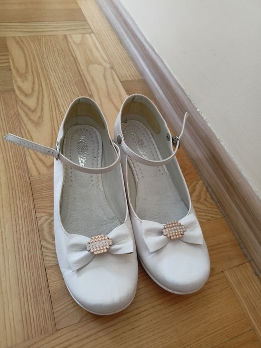 Białe buty komunijne