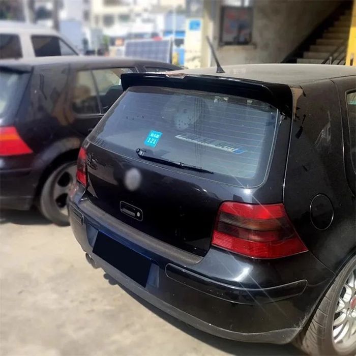 Aileron / lip / spoiler traseiro em plástico ABS (por pintar ou em preto piano brilhante) para VW Golf 4, 3/5 portas hatchback 1998-2004
