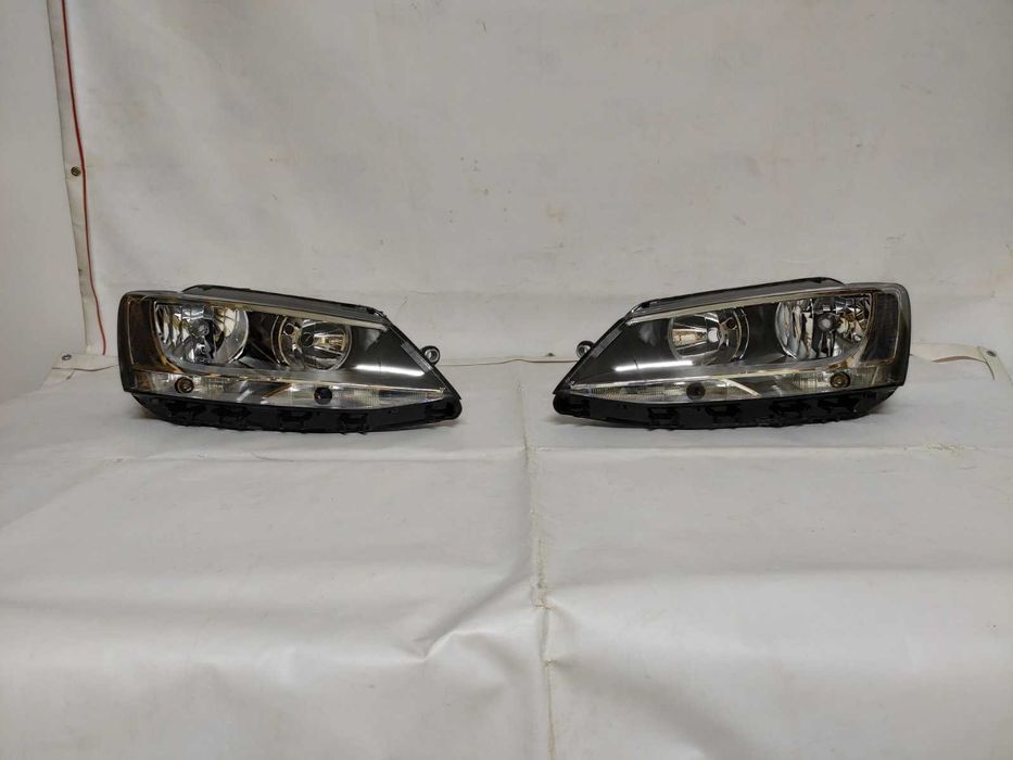 Volkswagen Jetta 6 Фари передні оптика ліва права передня оптика.