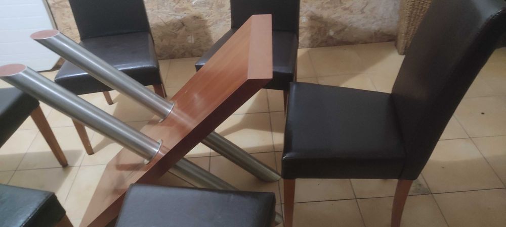 Cadeiras em pele e pé de mesa de sala