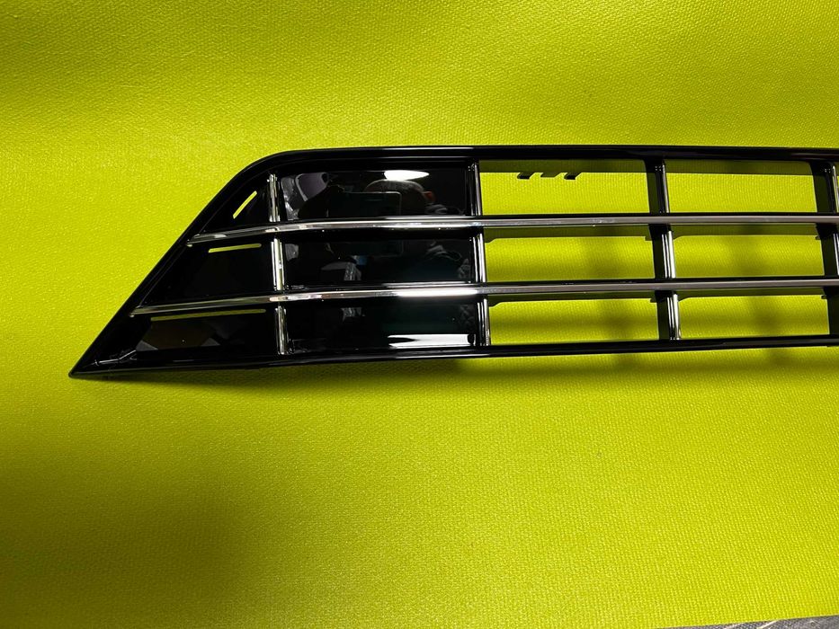 Решітки переднього бампера для Volkswagen Passat B8 USA R-Line