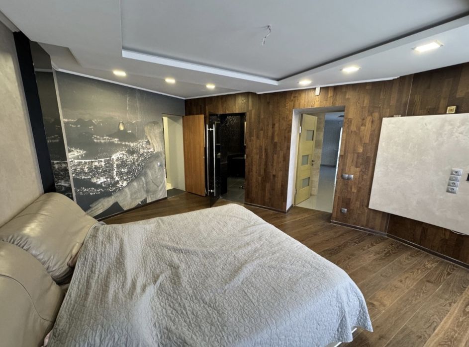 Дворівнева квартира 230 кв.м. Одна на поверху. Панорама парку Софіївка