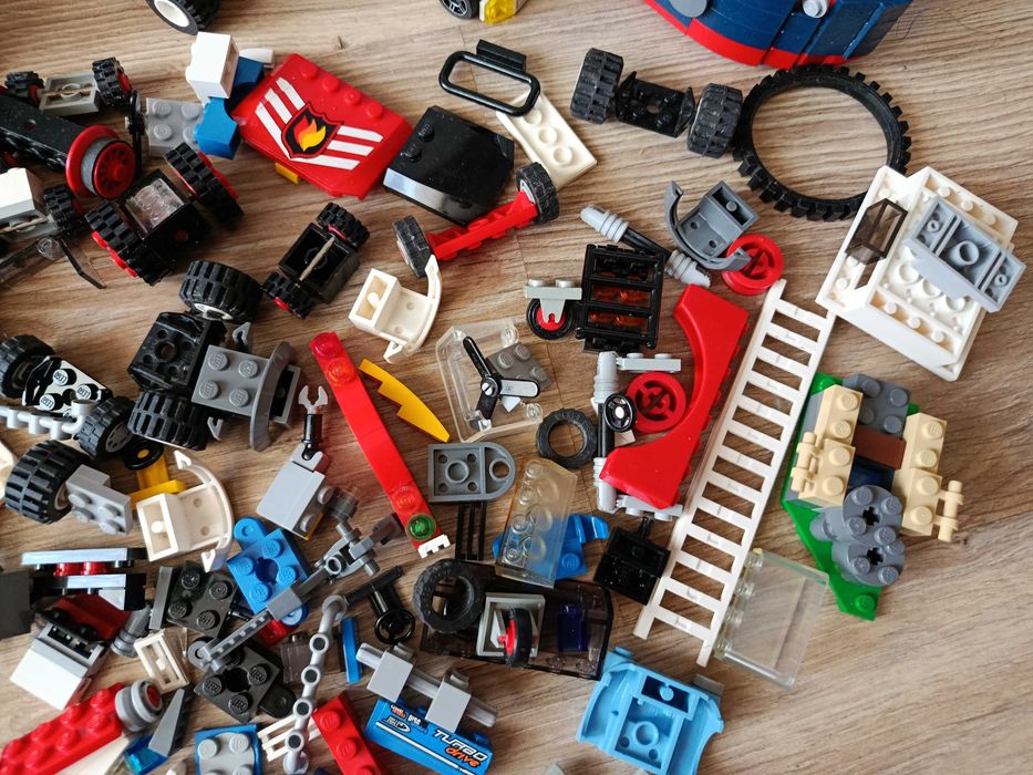 LEGO mix ok. 850 g auta helikopter koła