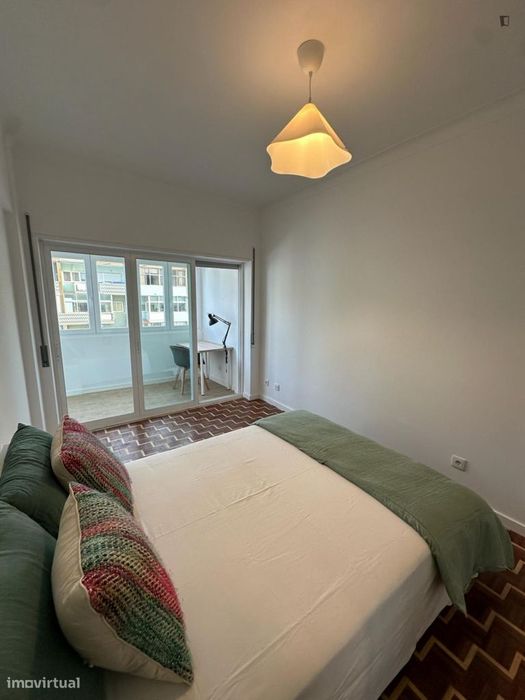 Quarto - localizado em Almada Lisbon