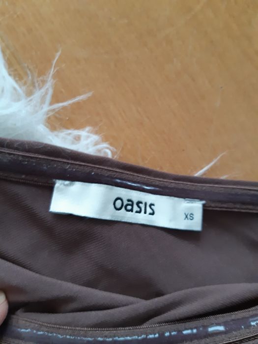 Brązowa sukienka na 1 ramię