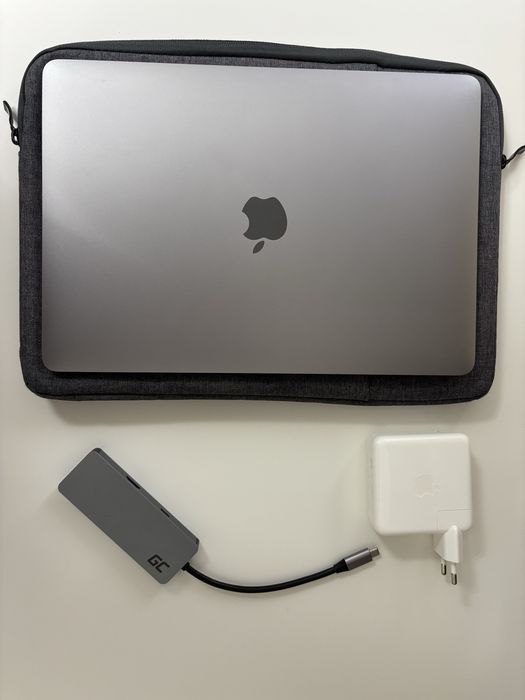 MacBook Pro 2019 i5 / 8GB / SSD + hub + etui