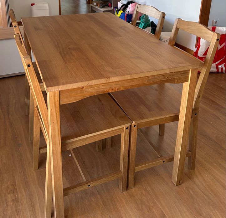 Mesa de jantar em madeira com 4 cadeiras