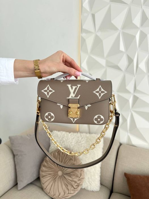 Toebka Louis Vuitton pochette east west beige