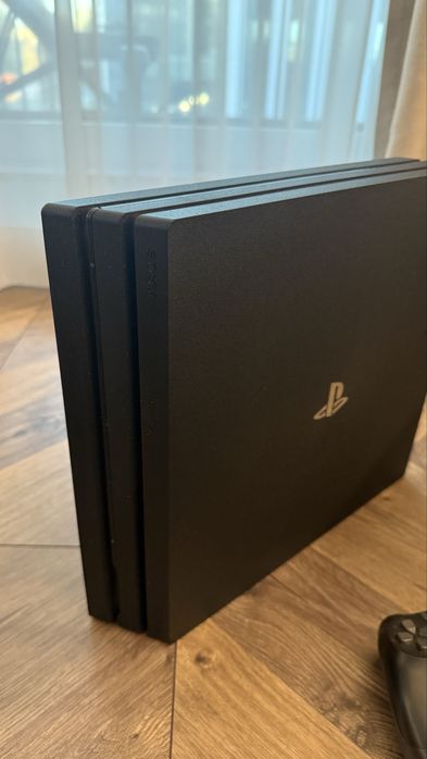 Sony PlayStation 4 Pro PS4 Pro 1TB + pad + God of War
