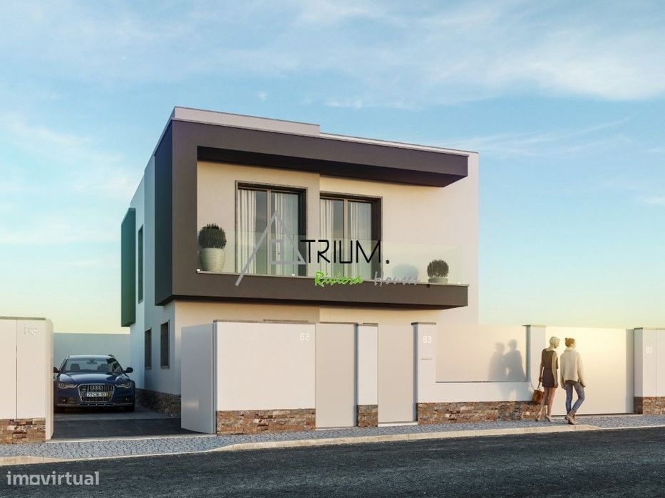 Moradia isolada T3+2, com garagem, jardim e piscina.