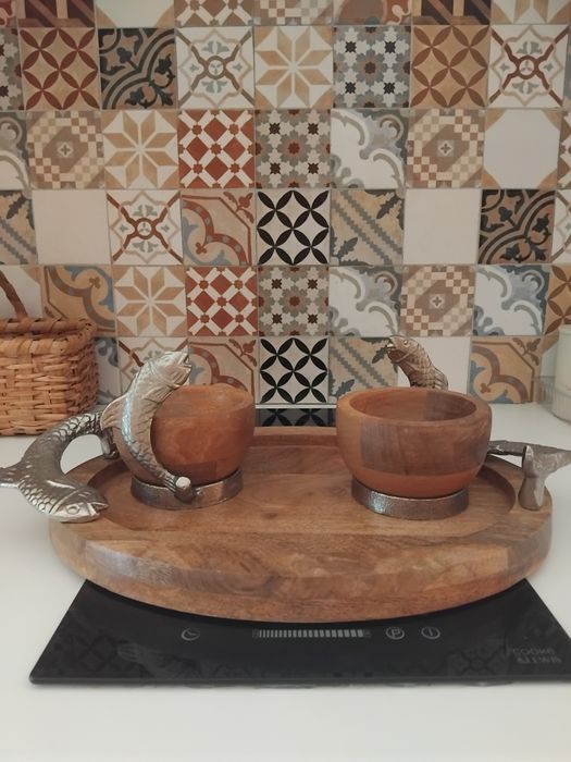 Tabuleiro com tacas em madeira com peixes  sushi