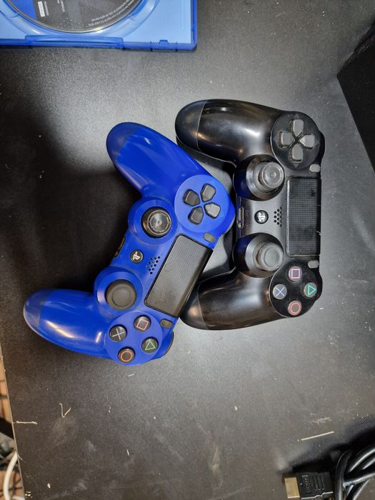 PlayStation 4Pro 1TB + 2 pady + Fifa24