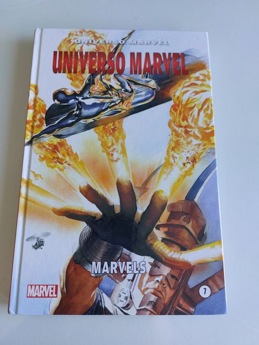Livro capa dura - universo marvel- marvels
