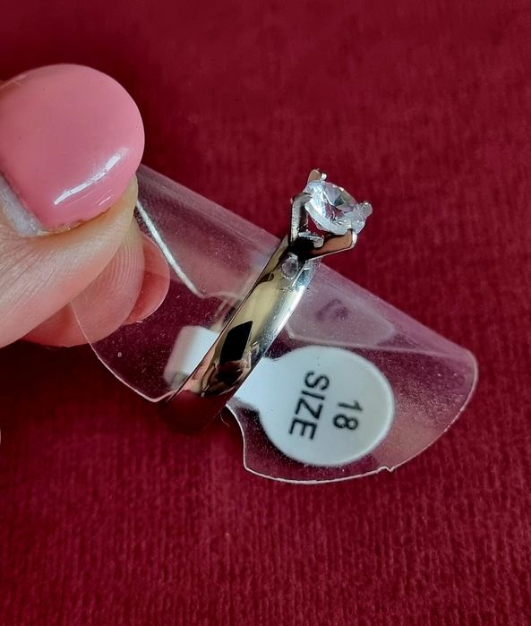 Anel solitário, prateado, em aço inoxidável. T18