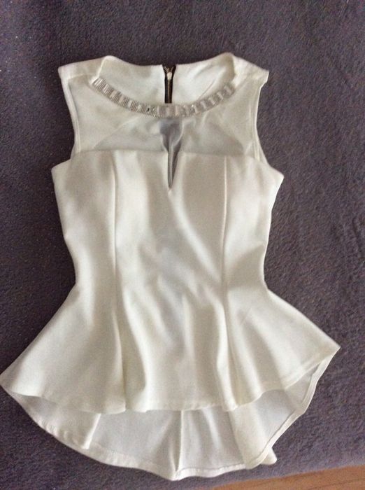Biala bluzka z baskinką