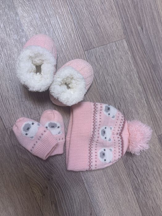 Набір для дівчинки (шапка рукавички капці)