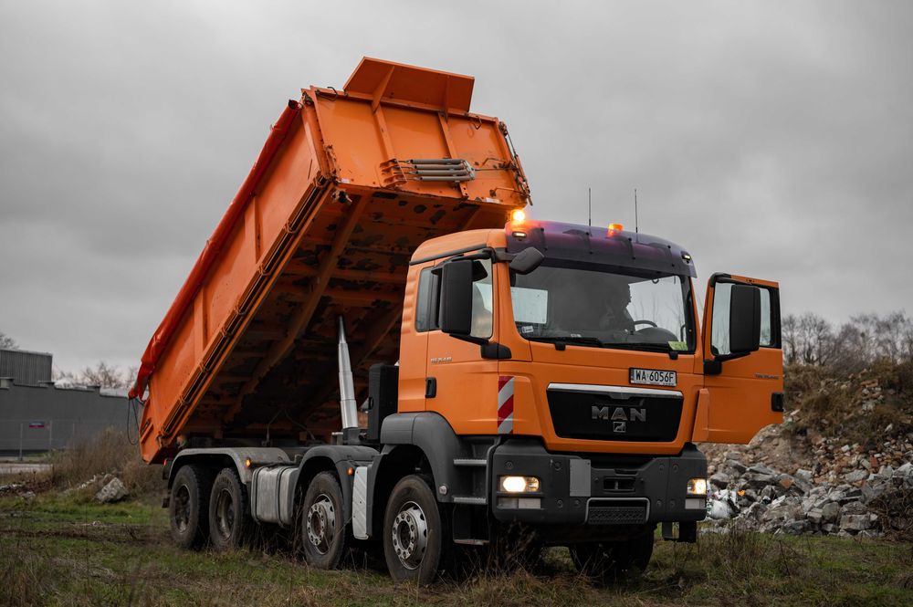 Roboty ziemne, niwelacja terenu, wynajem koparek