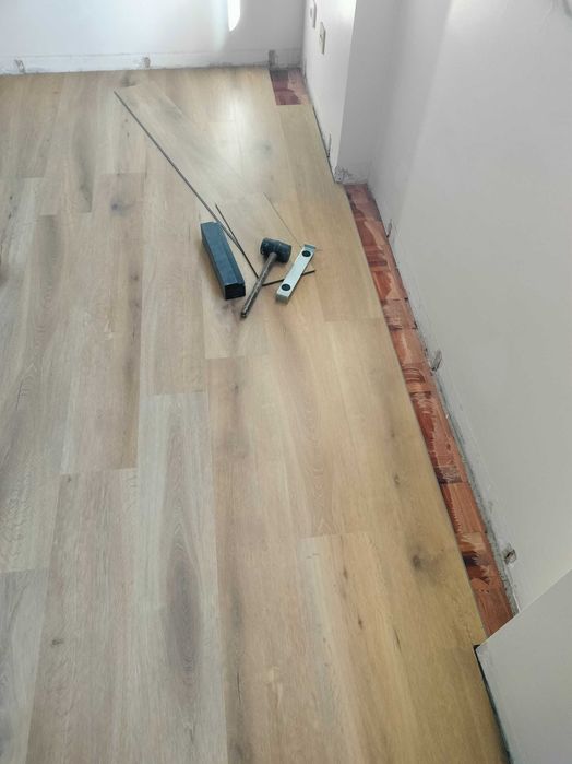 Pavimento  Soalho Flutuante  em Vinil  (muito resistente à agua)