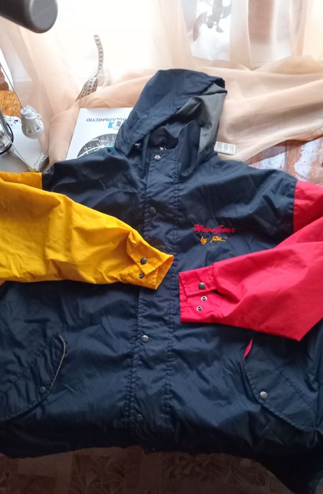 Куртка -ветровка из прорезиненой ткани