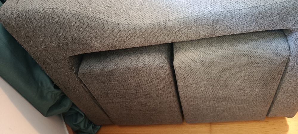 Vendo sofá CHAISE LONGUE DIREITA em bom estado, com 2 puffs e 2 almofadas cinzas incluídas.