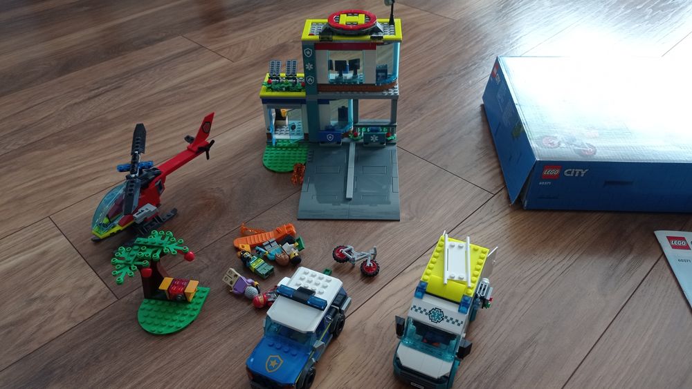 Lego city 60371 parking dla pojazdów uprzywilejowanych. Kompletne