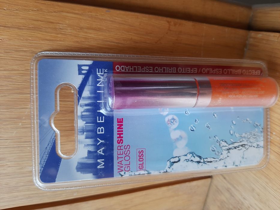 Gloss e batons Maybelline e L'Oreal (várias tonalidades)