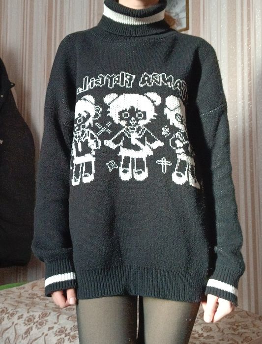 милий светр з принтом