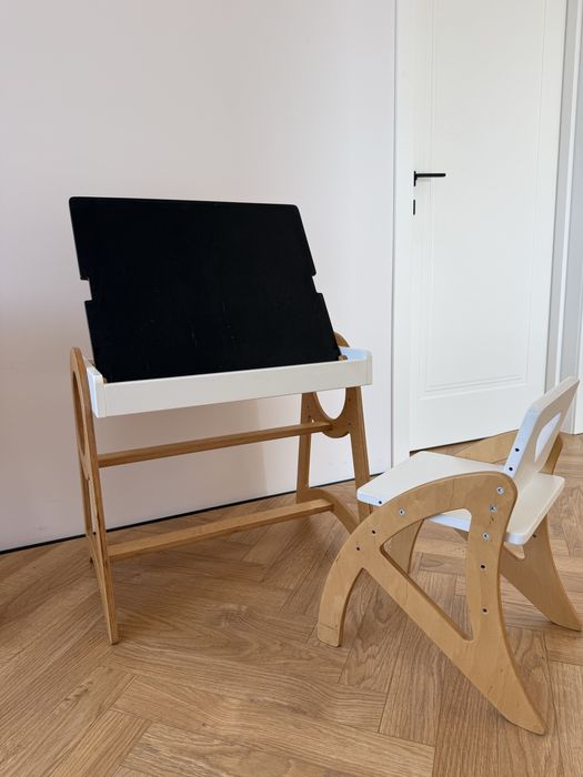 Дитячий стелаж та зростаючий стіл зі стільцем набір меблів