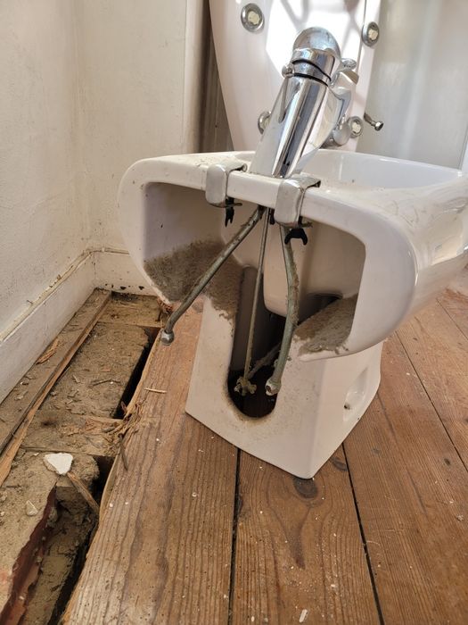 Material de casa de banho usado – duche, bidé, espelho e torneira