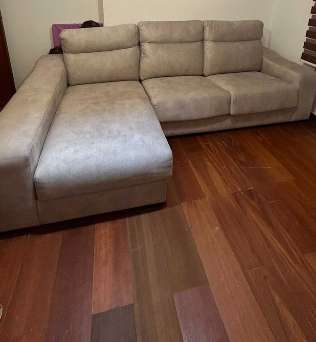 Sofá chaise longue esquerda com poufs