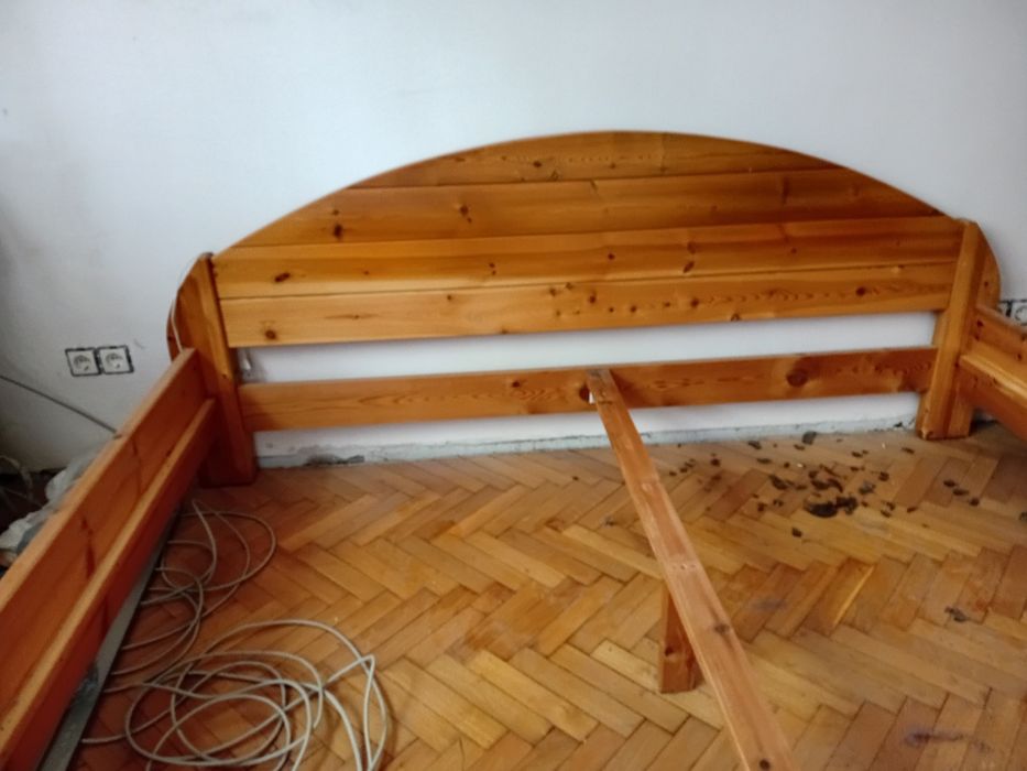Łóżko drewniane.