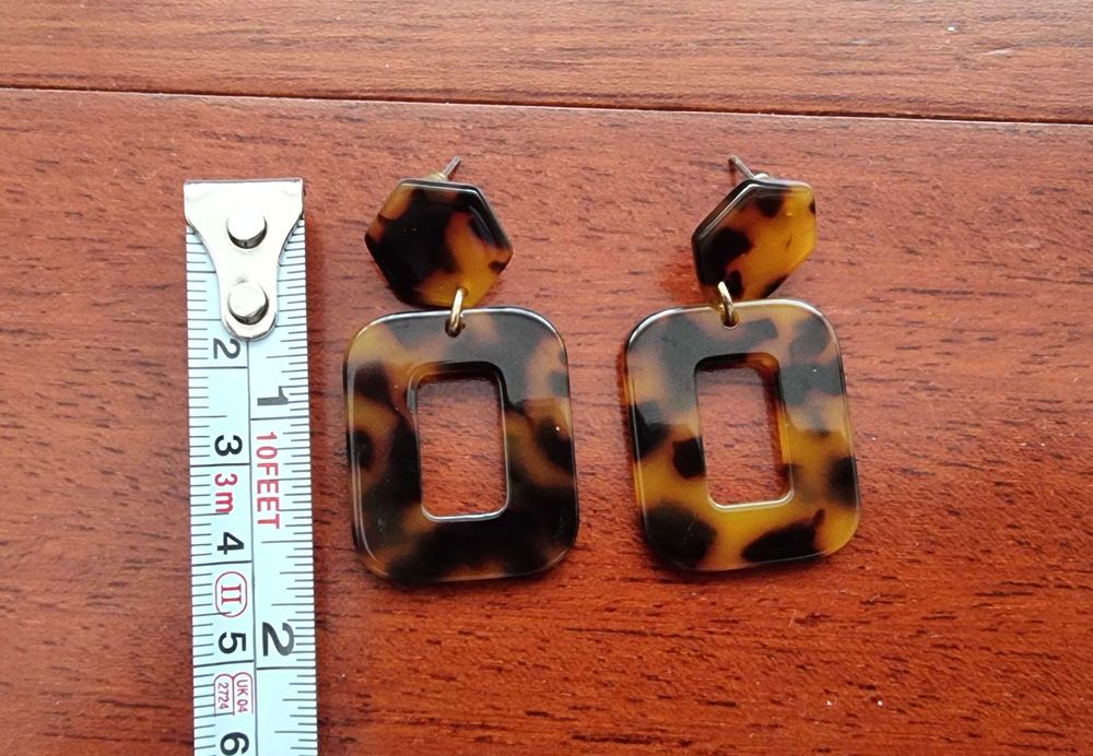 Brincos castanhos animal print H&M