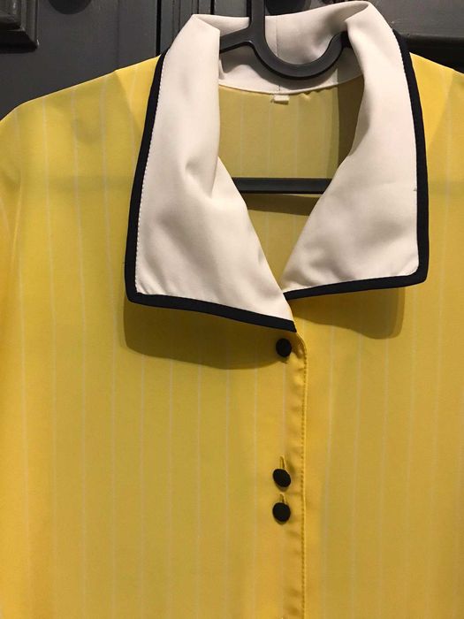 Camisa amarela com riscas brancas