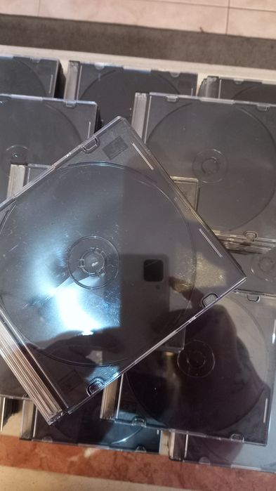 Vendo caixas de CD'S/DVD'S em quantidade.