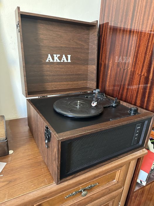 Вініловий програвач із AKAI ATT-101BT з Bluetooth